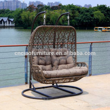 Уютный двухместный стул качания ротанга сада для 2 человек